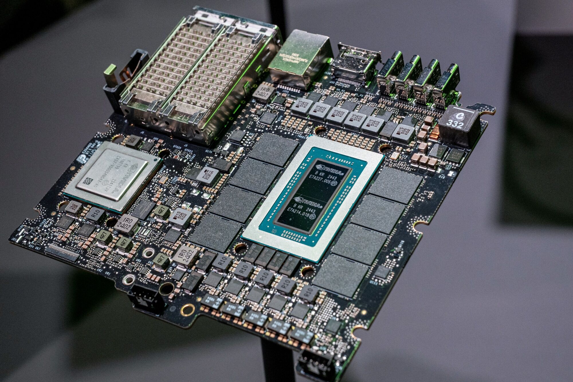 США одобрили экспорт чипов Nvidia H200 в Китай
