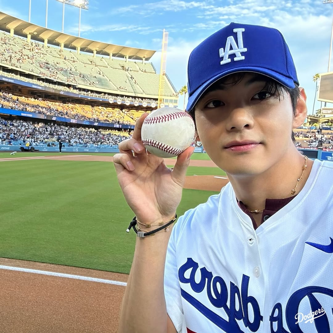 フォト】「勝利の妖精」になったBTSのV、野球のユニフォームもよく似合う