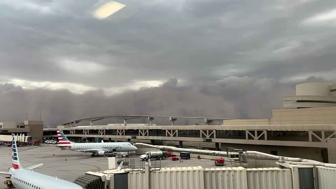 Imposing dust storm sweeps through airport in Phoenix Imposing dust storm sweeps through airport in Phoenix
