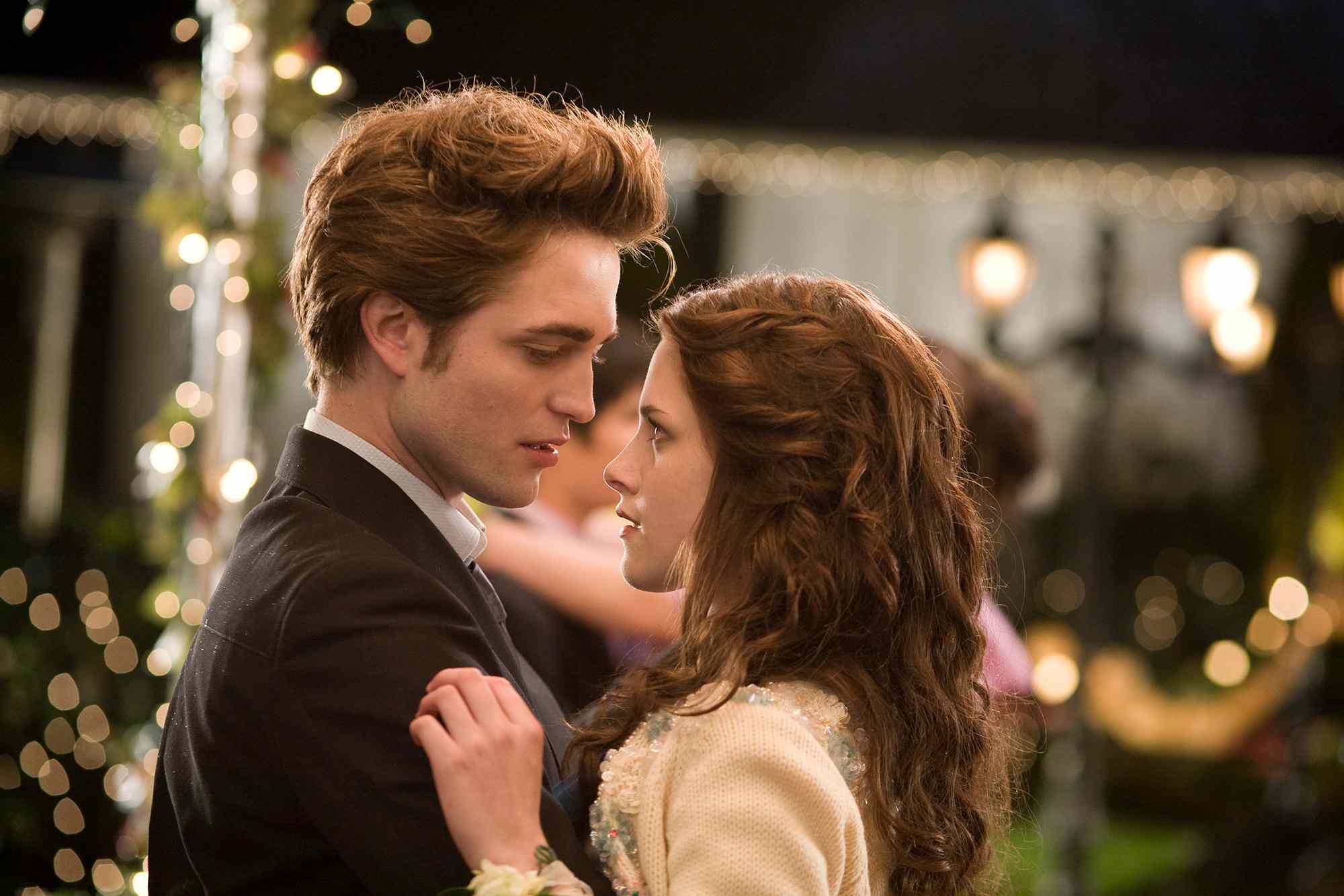 "The Twilight Saga" teases a return to theaters this fall