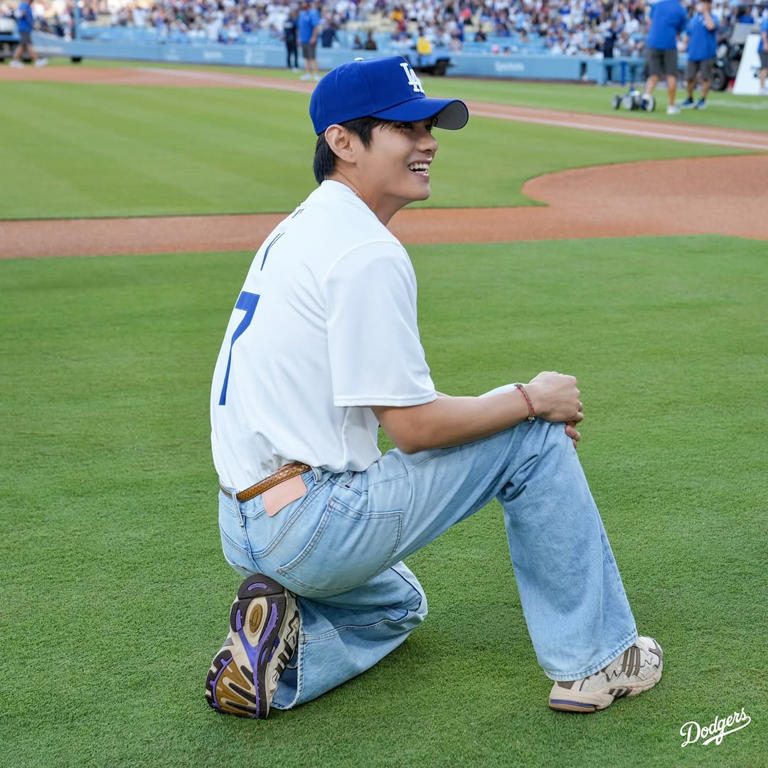 フォト】「勝利の妖精」になったBTSのV、野球のユニフォームも