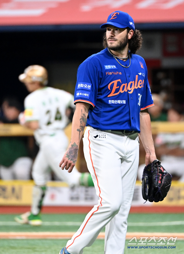 Ponce allows solo shots to Song Seong-moon