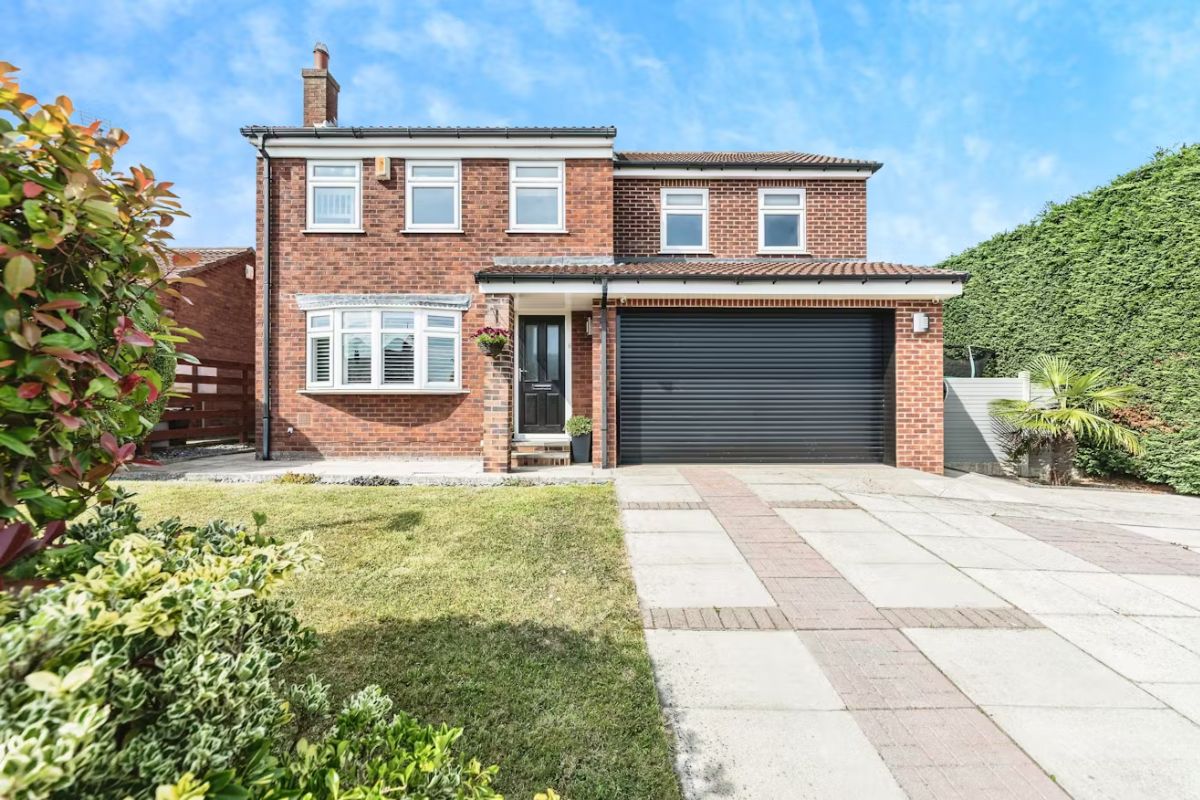 Luxurious Rothwell family extended four-bedroom detached house with ...