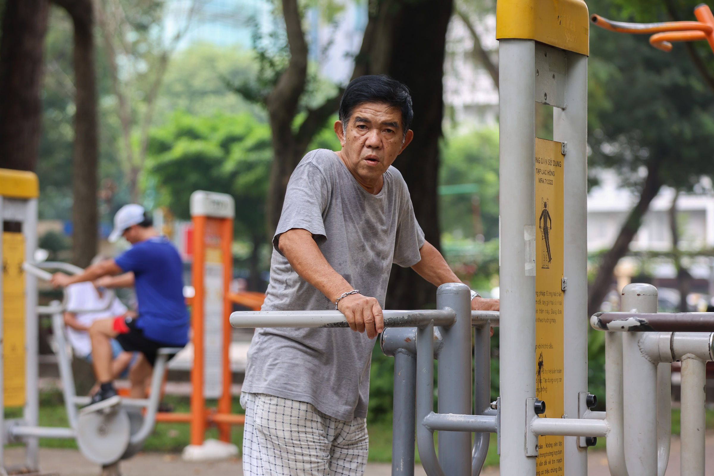 Người dân đi dạo, tập thể dục trong công viên Tao Đàn, TP HCM. Ảnh: Quỳnh Trần