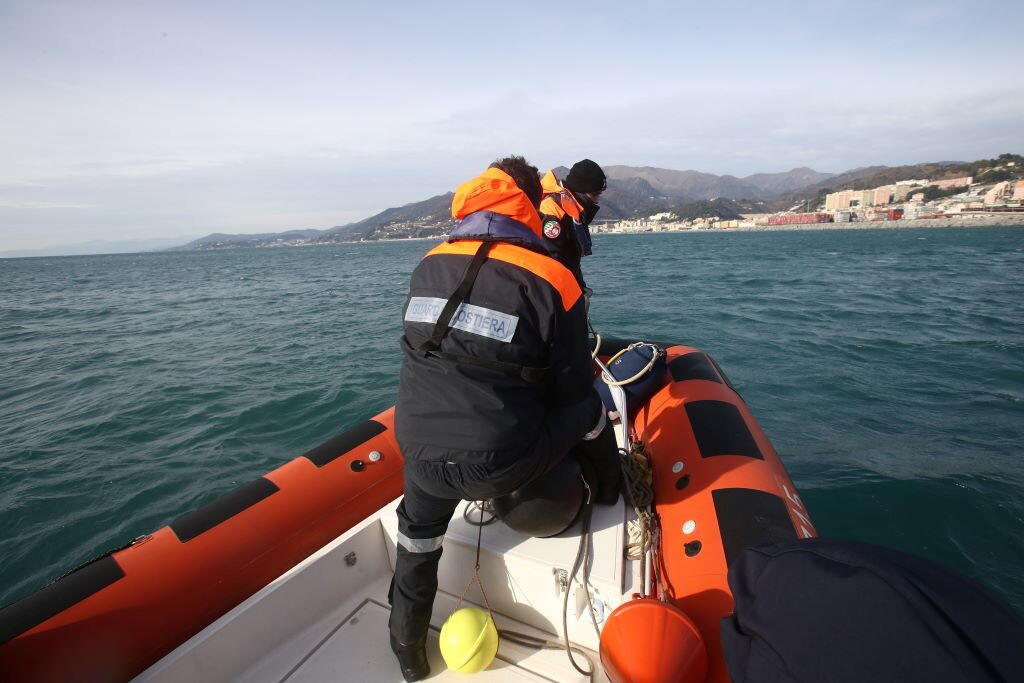 cade-da-una-barca-a-vela-e-muore-risucchiato-dall-elica-del-motore