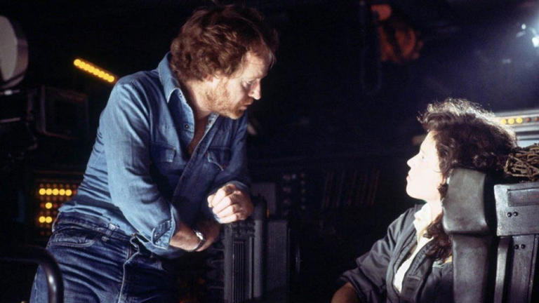 Ridley Scott junto a Sigourney Weaver en el set de ‘Alien’ (Foto: IMDb)