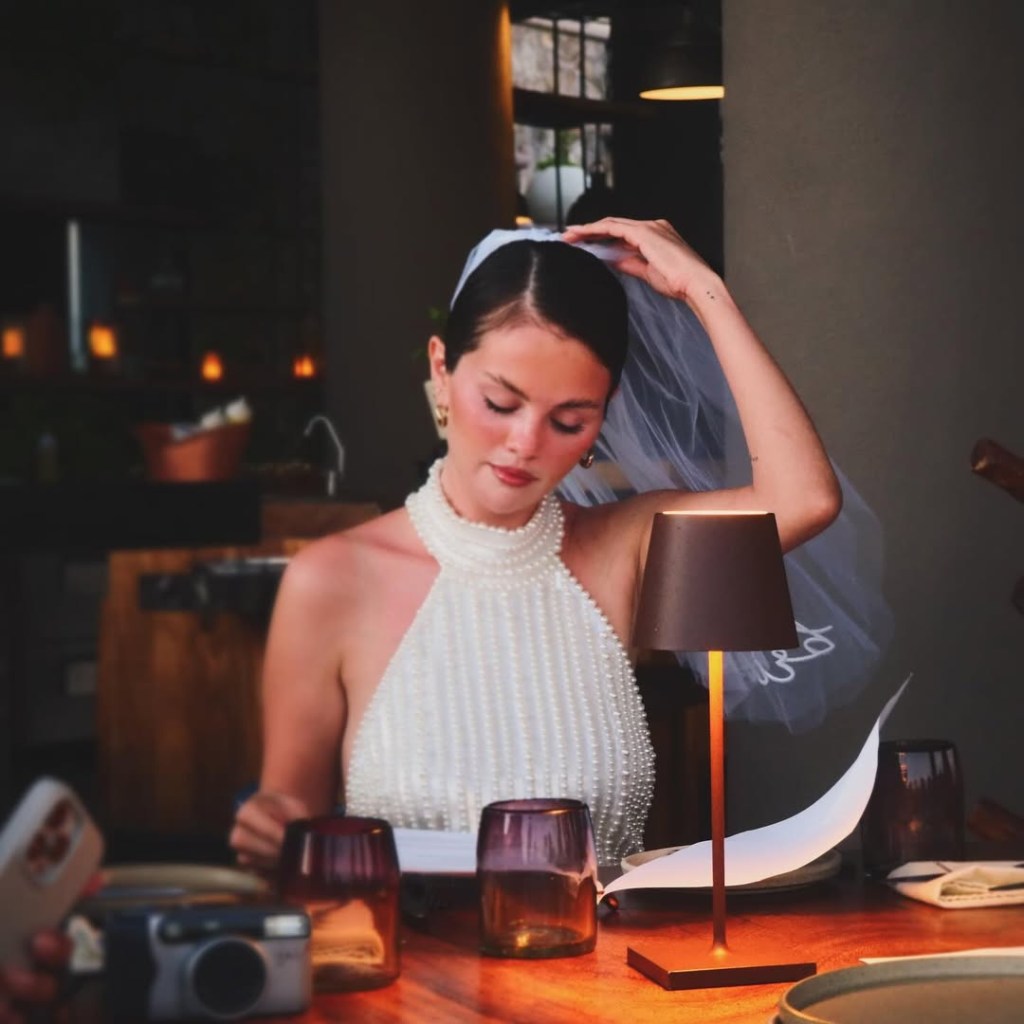 Selena Gomez shares intimate look at her Cabo bachelorette party before(02)