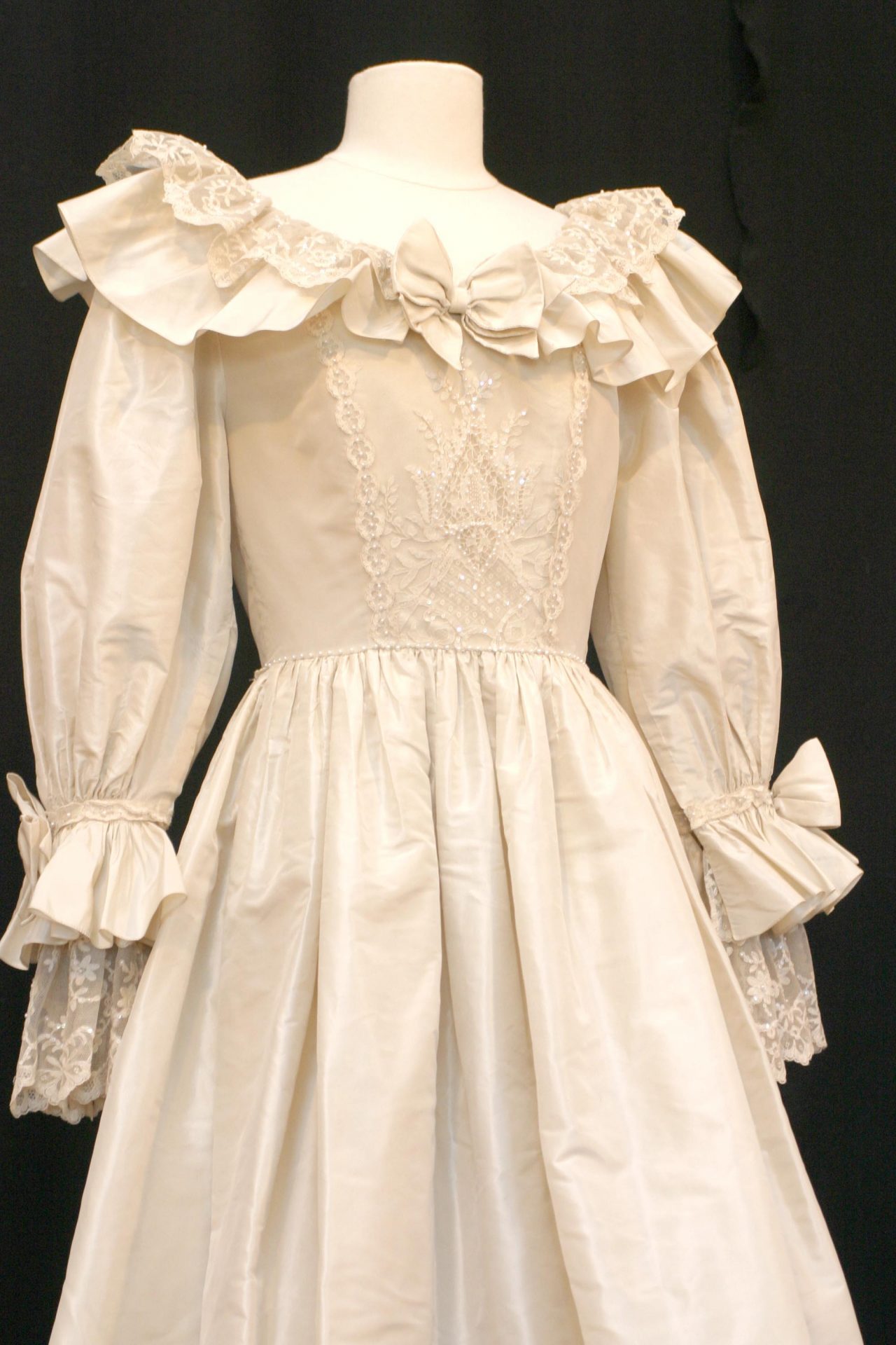 16 incredible facts about Princess Diana's wedding dress