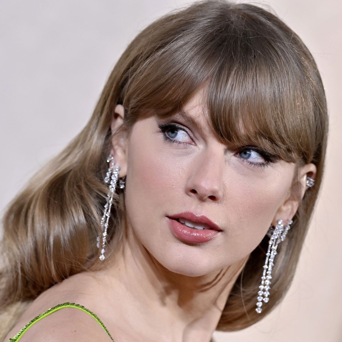 Taylor Swift Just Proved That Clean, Precise, and Expensive-Looking Naked Manicures Are Here to Stay
