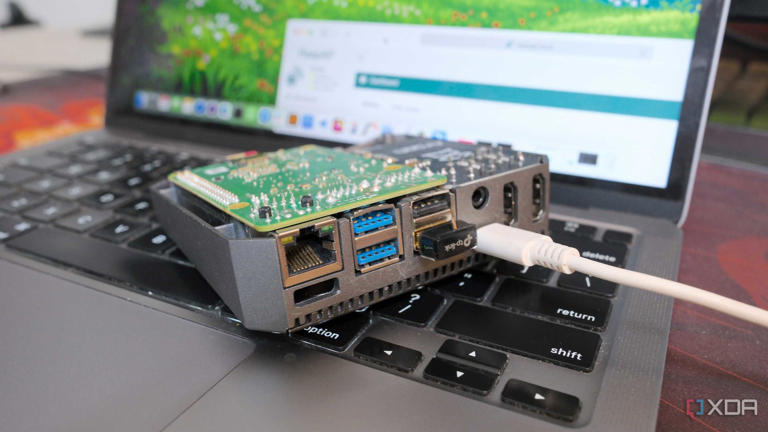 A Raspberry Pi with a portable monitor makes a better travel companion ...