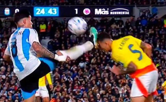 Esta fue la patada por la que expulsaron a Enzo Fernández. (Foto: X / @AlertaNews24)