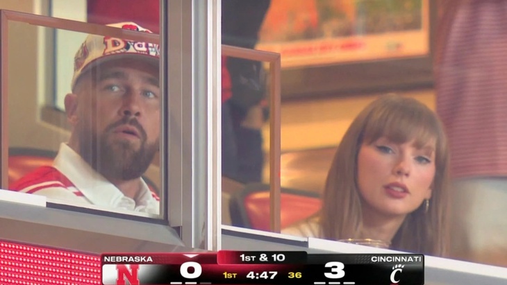 Taylor Swift và Travis Kelce lần đầu lộ diện sau thông báo đính hôn chấn động