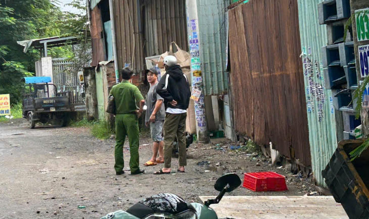 Lực lượng chức năng có mặt tại hiện trường nơi phát hiện bàn tay bị đứt lìa - Ảnh: A.X.