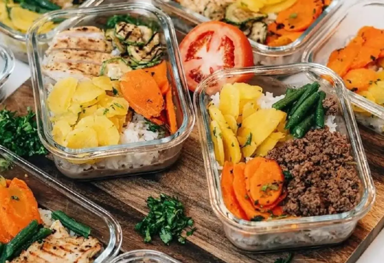 Poucas pessoas sabem, mas essa dica vale ouro: 5 motivos para trocar suas marmitas de plástico por potes de vidro