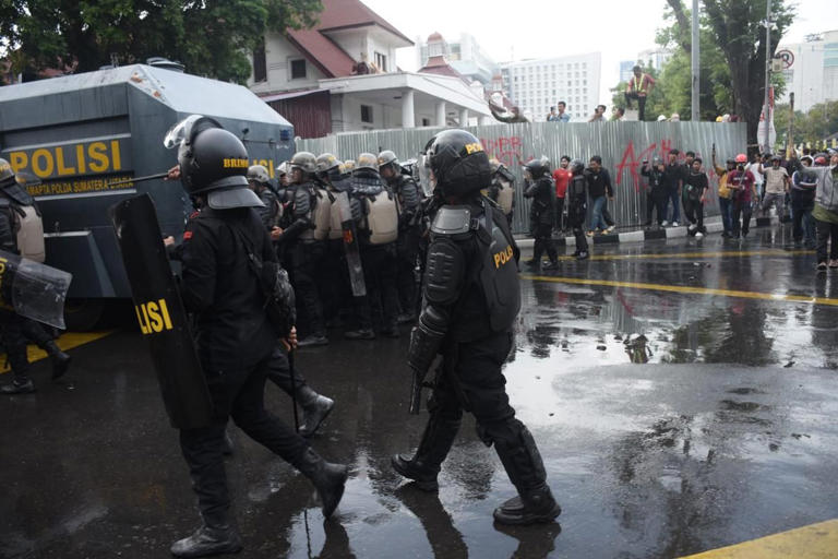 Polisi memukul mundur massa di DPRD Sumut dengan gas air mata pada demo, Jumat (29/8/2025) (IDN Times/Prayugo Utomo)