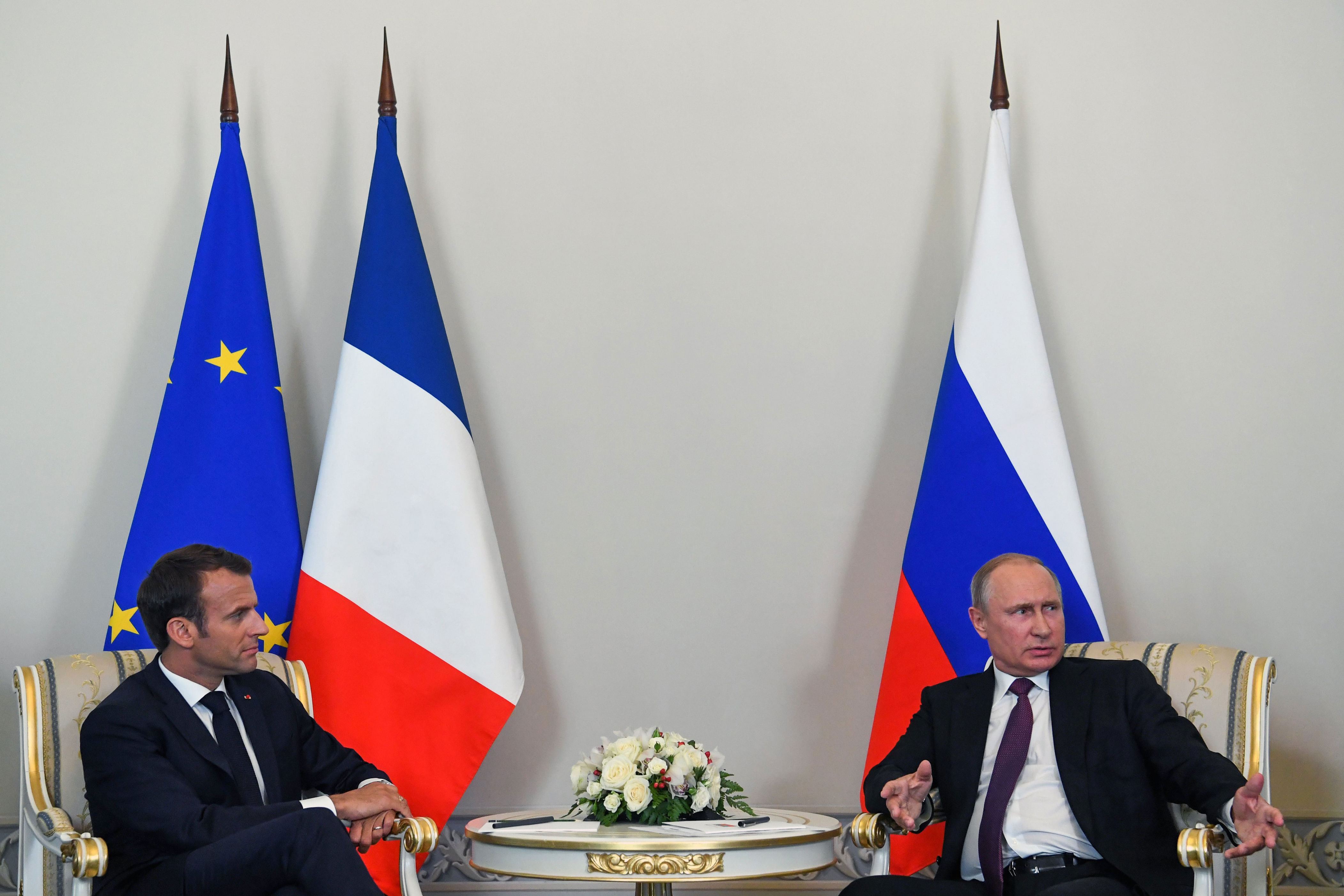 FOTO ARCHIVO: El presidente ruso, Vladimir Putin (d), se reúne con el presidente francés, Emmanuel Macron, en San Petersburgo, Rusia. 24 de mayo de 2018. | Crédito: Kirill Kudryavtsev/Pool vía REUTERS