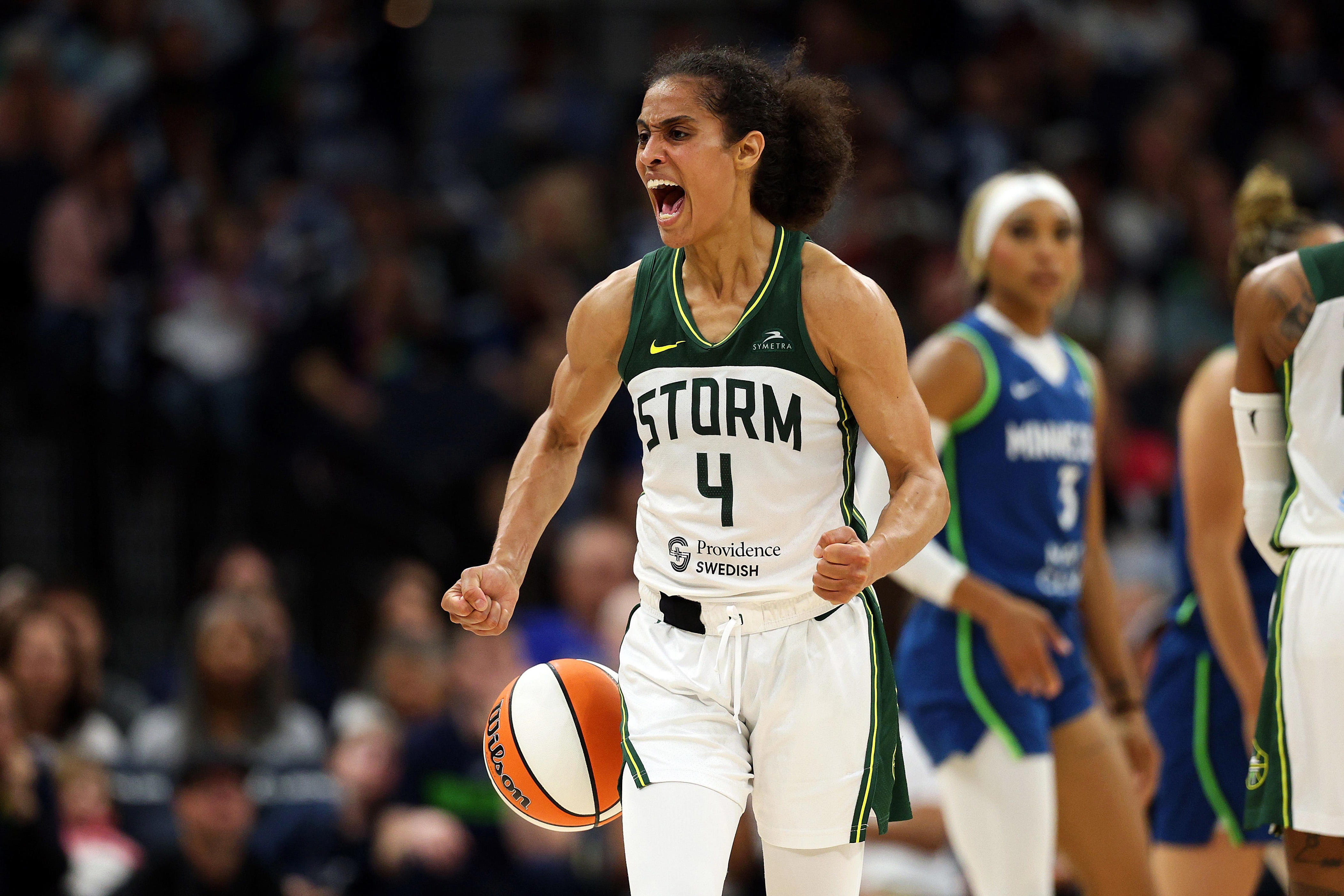 Skylar Diggins diabolically trolled the Lynx with their own dance