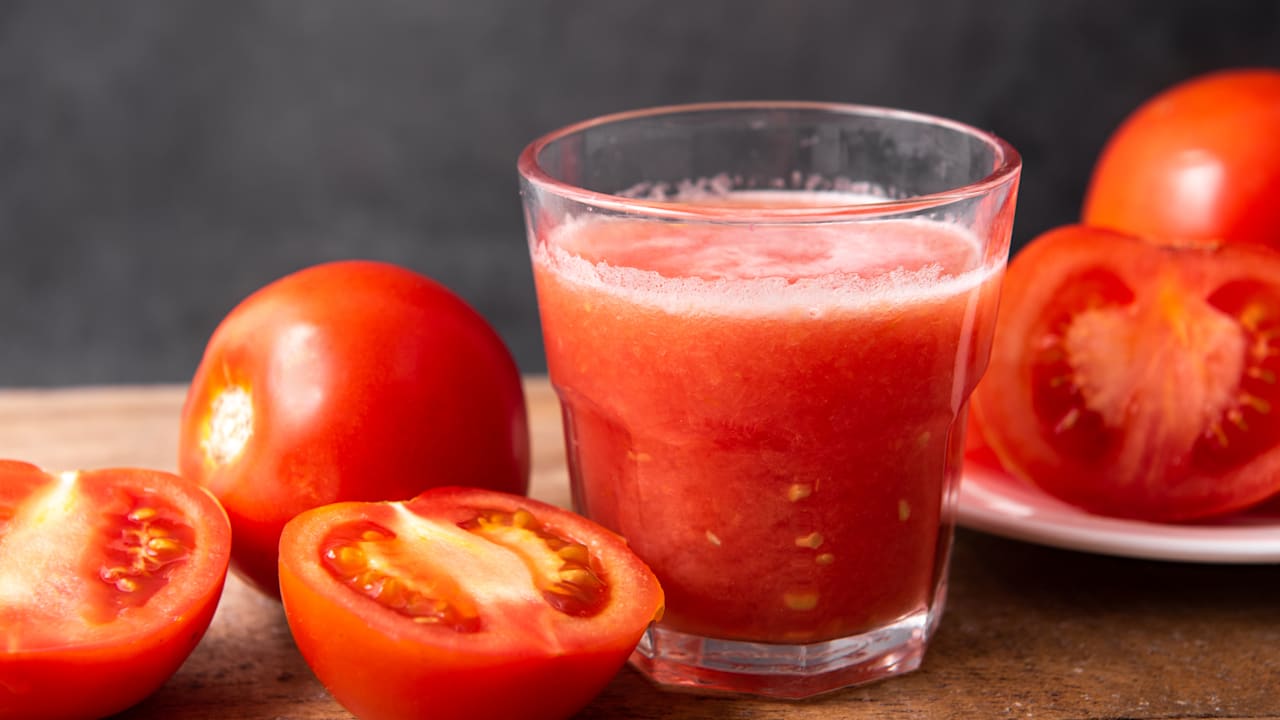 Bei Cholesterinproblemen empfiehlt es sich nicht nur, im Flugzeug Tomatensaft zu trinken.
