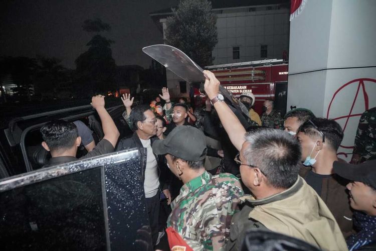 Gubernur DIY Sri Sultan HB X saat masuk ke dalam Mapolda DIY. (Foto dokumentasi Humas Pemda DIY).