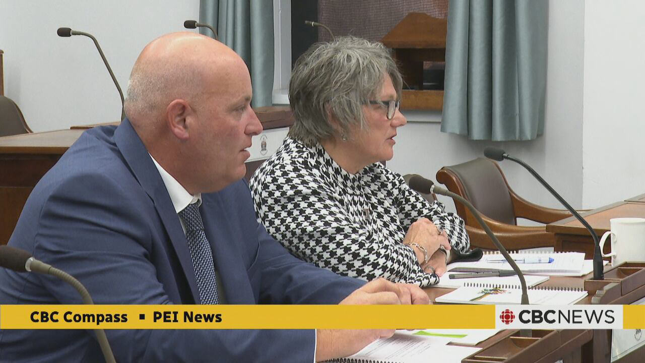 Swearing in makes it official: Kent Dollar and Carolyn Simpson are P E Swearing in makes it official: Kent Dollar and Carolyn Simpson are P E