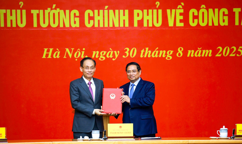 Báo điện tử Tiền Phong Thủ tướng Phạm Minh Chính trao quyết định cho ông Lê Hoài Trung. Ảnh VGP 1