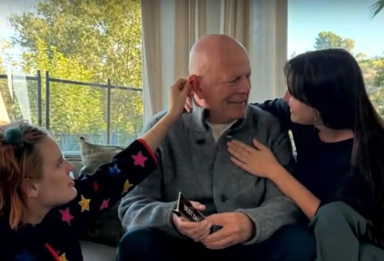 Bruce Willis, la malattia peggiora: ora vive in una nuova casa con le  badanti. La moglie