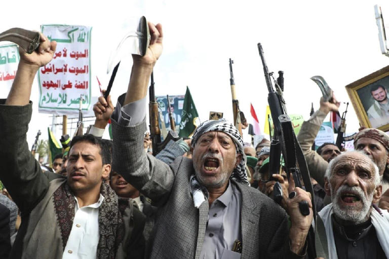 Partidarios hutíes corean consignas durante una manifestación semanal contra Israel en Saná, Yemen. Foto: AP