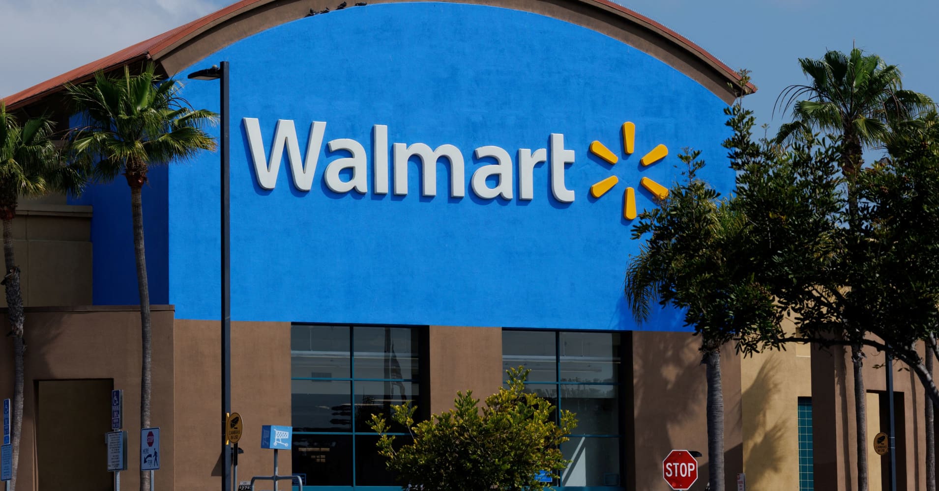 Walmart pauses H-1B visas for job candidates as Trump hikes fees