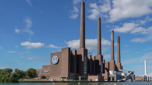 Wolfsburg, Germany - September 30.2024: View of the production plant of the Volkswagen headquarters in Wolfsburg with dock and canal in the foreground and large Volkswagen logo on the factory facade Credito Adobe Stock Foto: Adobe Stock