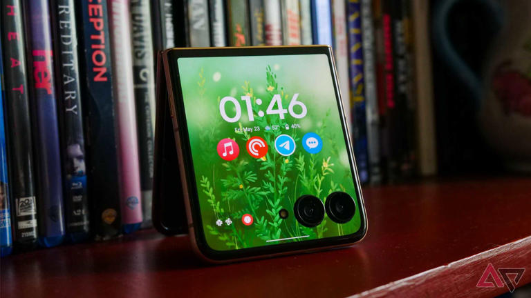 Android 16 arrives painfully late on Motorola’s flagship Razr foldables