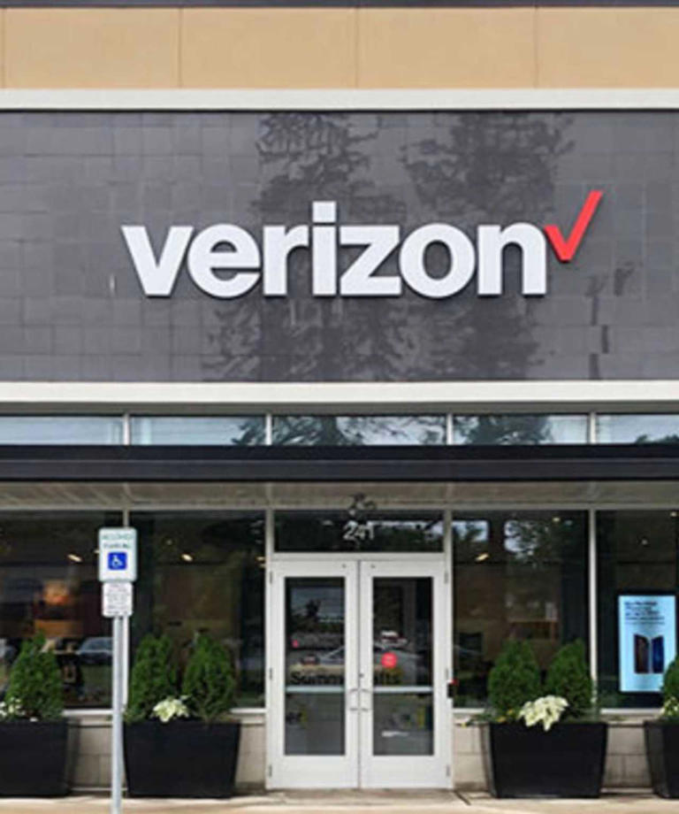 ‘SOS Mode’ Verizon Outage Leaves Thousands Without Service In Major US