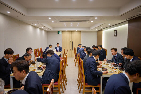 이재명 대통령과 식사 후 김상욱 의원이 넋 나간 표정으로 비교한 尹과의 만찬: 유명 사자성어가 딱으로 보법이 다르다