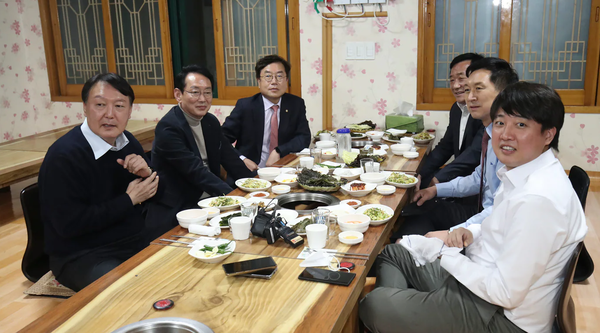 이재명 대통령과 식사 후 김상욱 의원이 넋 나간 표정으로 비교한 尹과의 만찬: 유명 사자성어가 딱으로 보법이 다르다