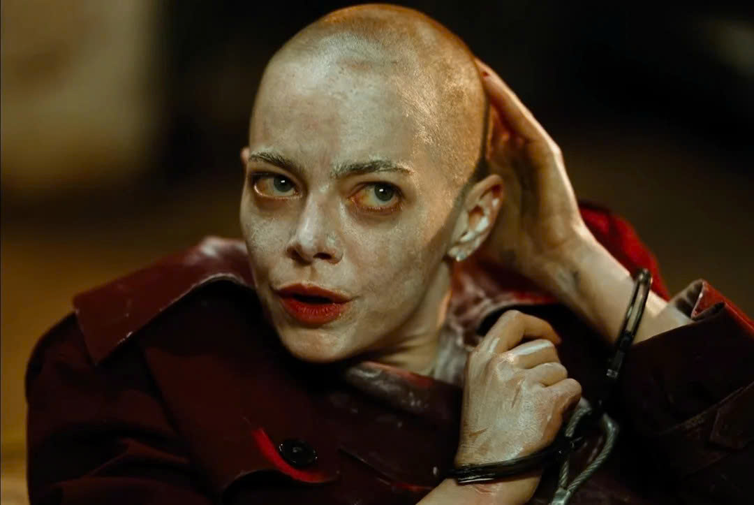 Emma Stone cạo trọc đầu đóng phim kinh dị, gây chấn động Venice với tràng pháo tay dài 6 phút