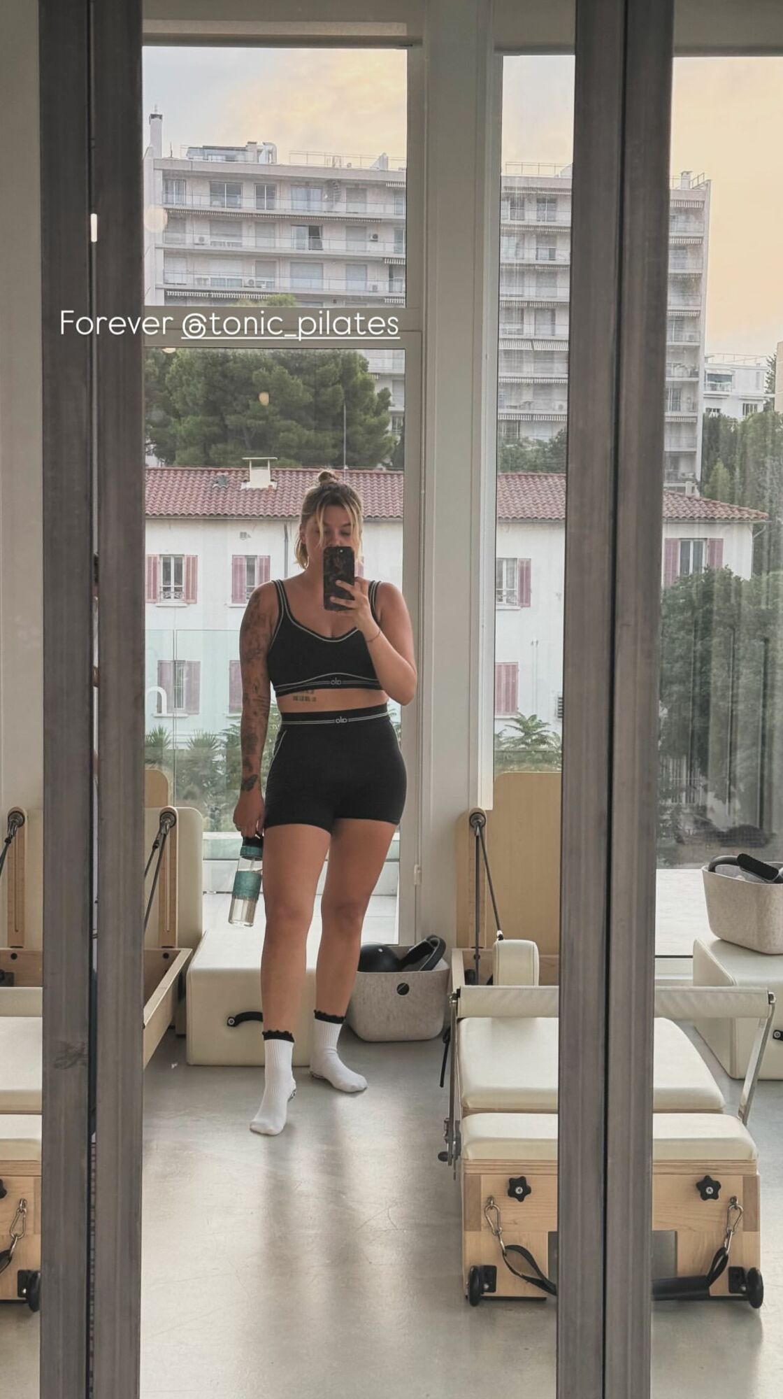 Louane craque pour la marque de sportswear des stars américaines pour sa séance de Pilates