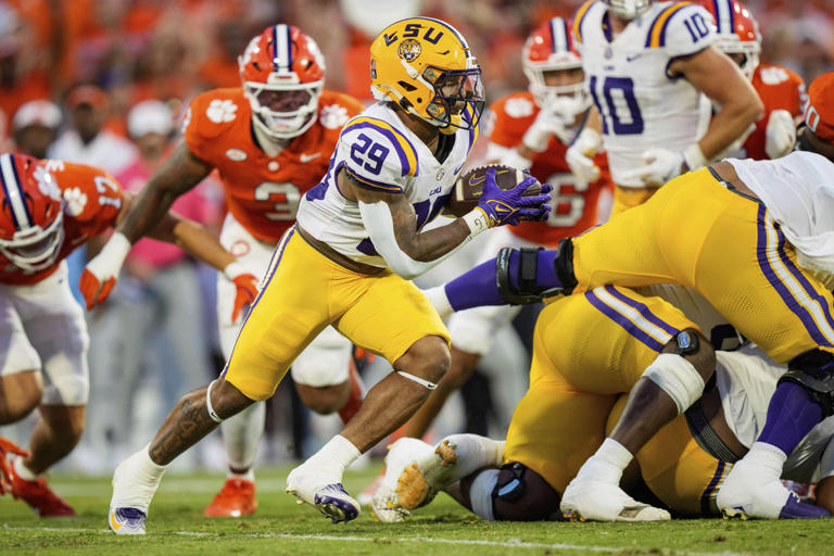 Garrett Nussmeier leads No. 9 LSU's rally for 17-10 season-opening win at  No. 4 Clemson