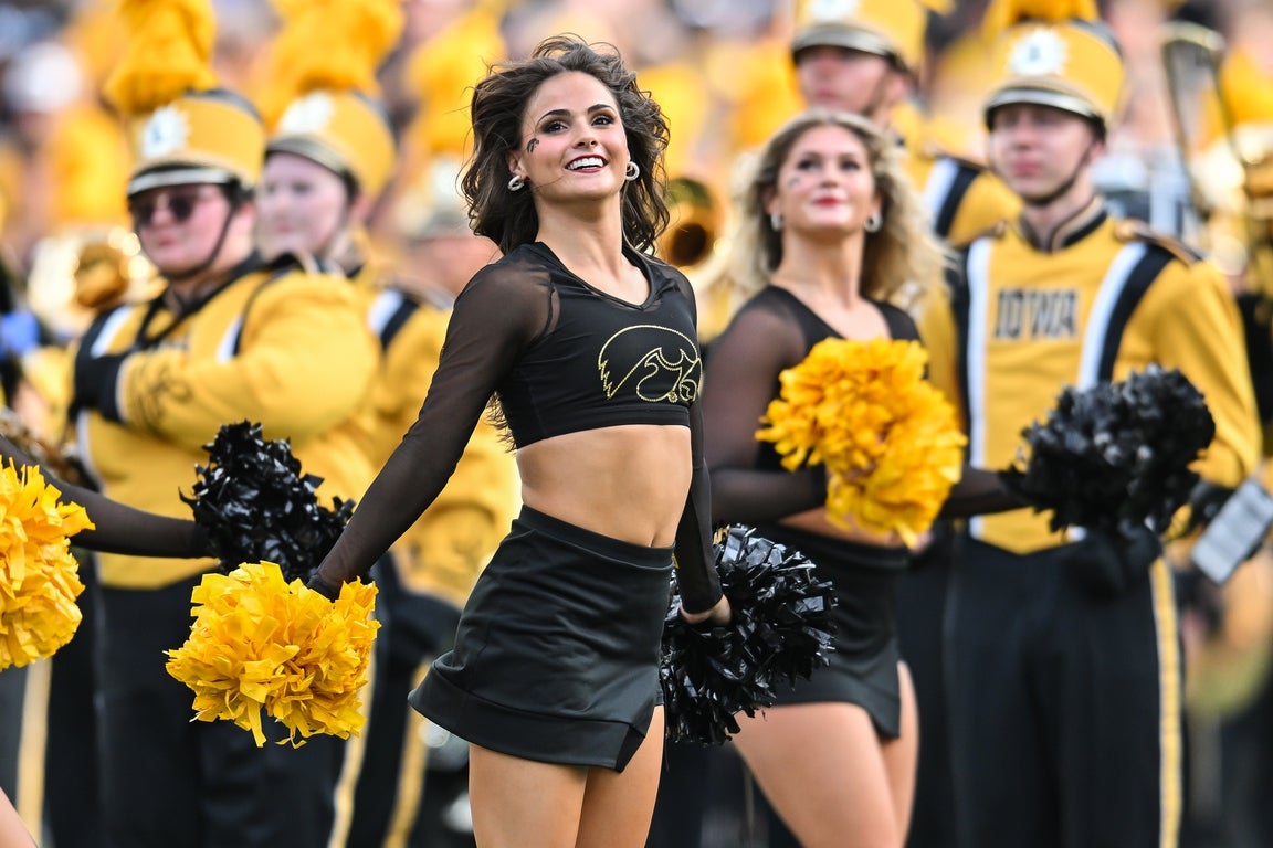 college-football-cheerleaders-are-back-for-2025-see-photos