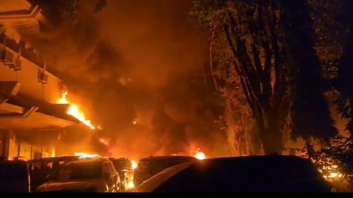 GEDUNG DEWAN TERBAKAR - Gedung DPRD Kota Makassar Sulawesi Selatan terbakar, Jumat (29/8/2025) malam. (Tribun Timur/HO)