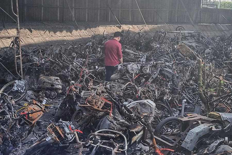 Cũng ghi nhận trong ngày 6.9, khu vực bãi xe bị cháy dưới gầm cầu Vĩnh Tuy đang được dọn dẹp, các xe bị cháy được di chuyển dần ra ngoài đến điểm tập kết khác.