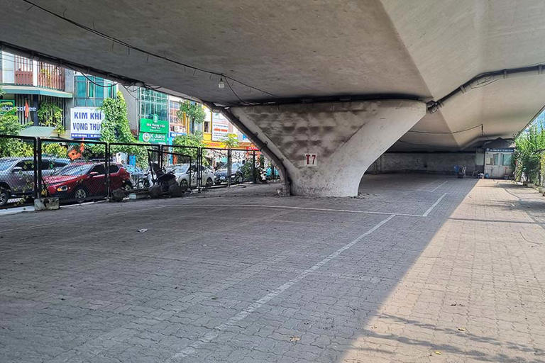 Bãi xe ngừng hoạt động nên gầm cầu trở nên thông thoáng.