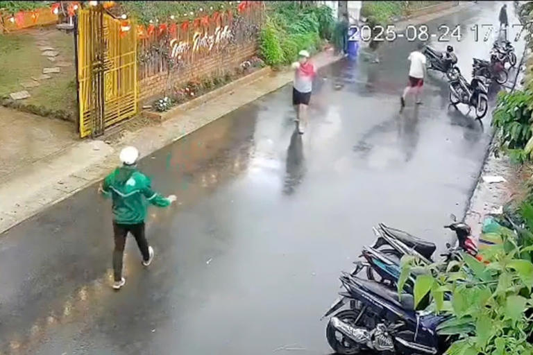 Báo điện tử Tiền Phong Một đối tượng hăm doạ người can ngăn khi xảy ra sự việc. Ảnh chụp màn hình. 1