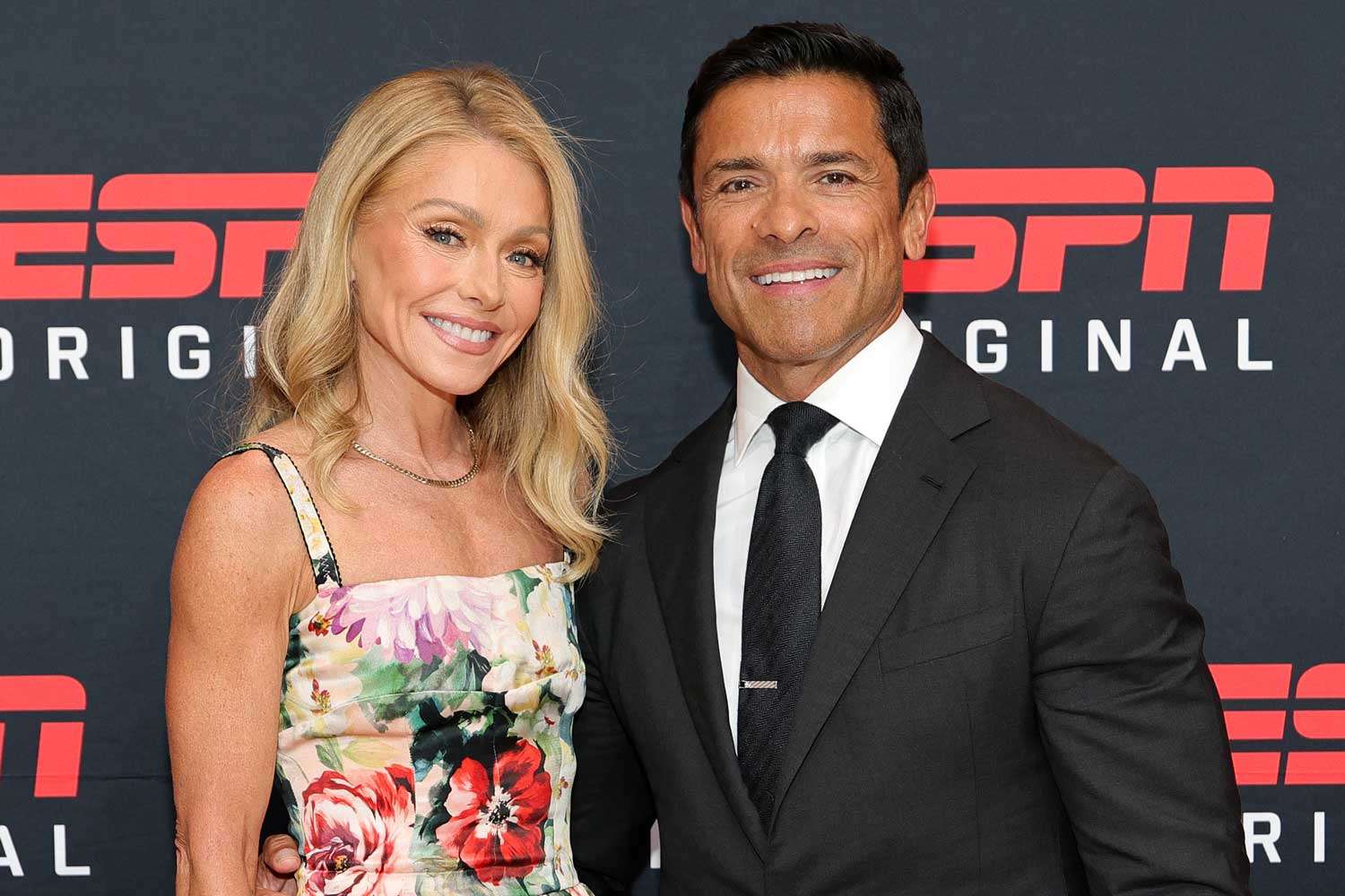 Kelly Ripa and Mark Consuelos Have a Black Bathroom Complete with(00)