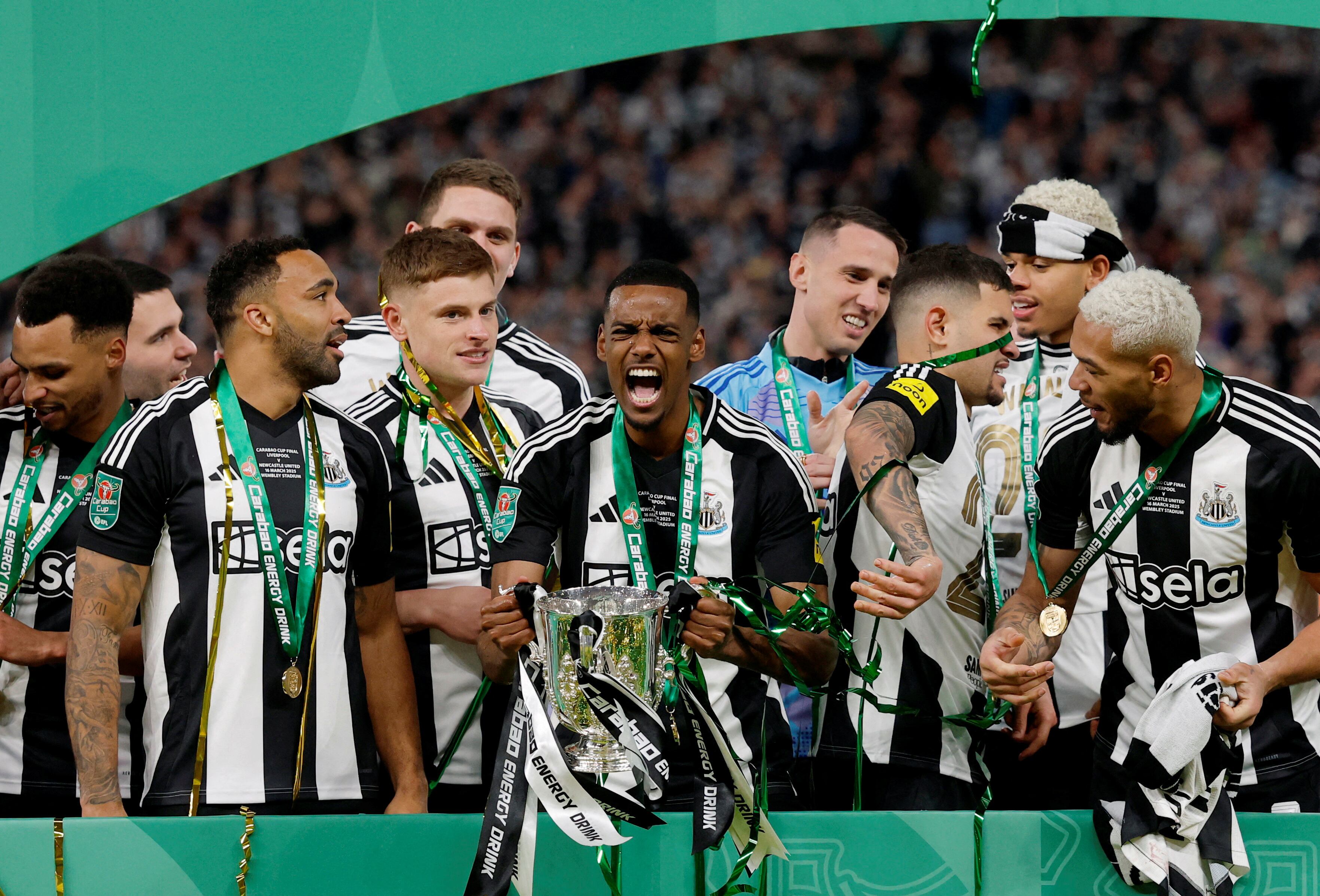 Alexander Isak posa con la Carabao Cup conquistada con el Newcastle.
