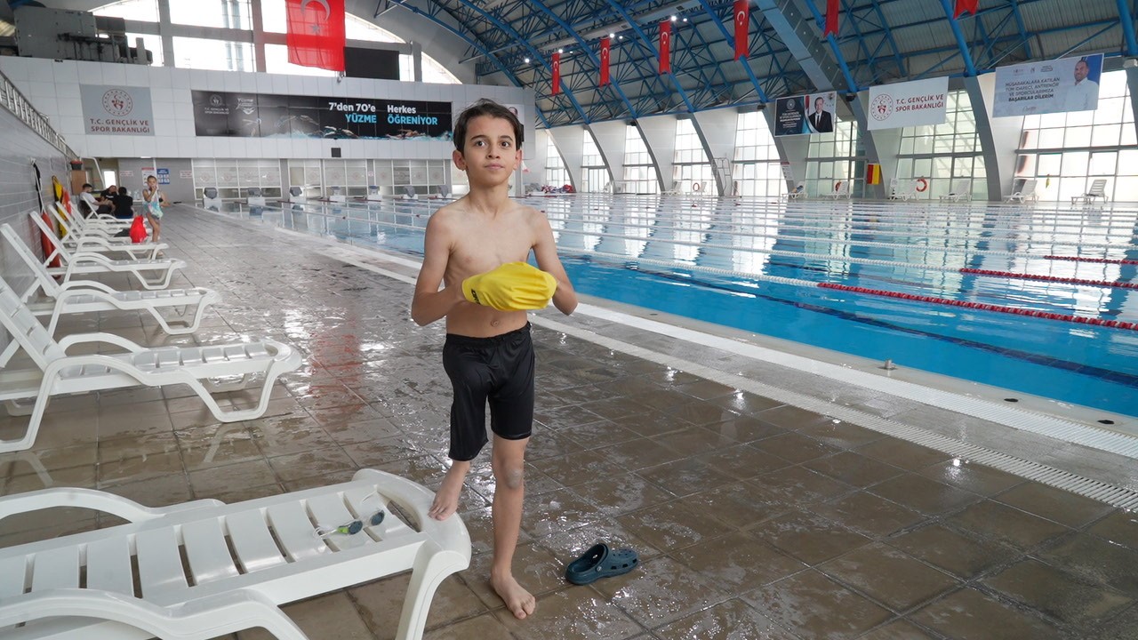 NİĞDE’DE YAŞAYAN 11 YAŞINDAKİ AMPUTE SPORCU AHMET YASİN YILDIZ, YÜZME SPORUNA OLAN TUTKUSU VE ELDE ETTİĞİ BAŞARILARLA ENGELLİ BİREYLER İÇİN UMUT VE İLHAM KAYNAĞI OLUYOR.