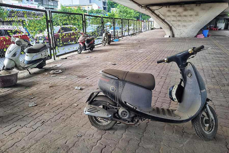 Ghi nhận của PV, hiện bên trong bãi dưới gầm cầu này vẫn còn một số xe máy cũ nát, dường như đã được để trong bãi xe từ rất lâu.