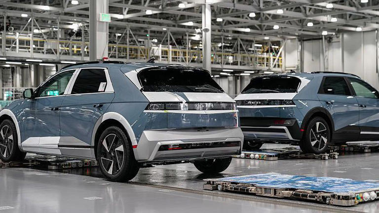 Automóveis em produção na fábrica de veículos elétricos Hyundai Metaplant em Ellabell, Geórgia