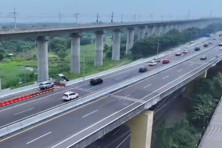 Arus balik mulai terasa, lalu lintas ke Jakarta melonjak di Jalan Layang MBZ awal 2026