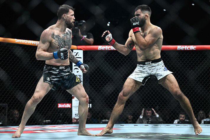 Maurício Ruffy (à esquerda) foi finalizado pelo francês Benoit Saint-Denis e provocado por Islam Makhachev no X (antigo Twitter). Foto: Julien de Rosa/AFP