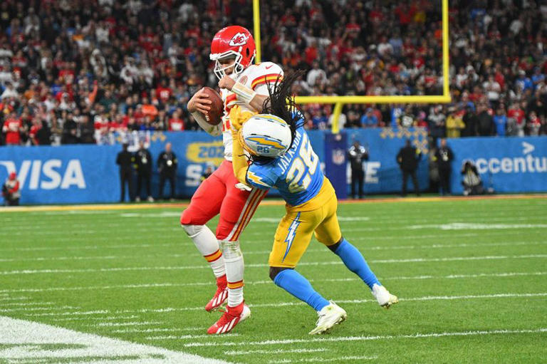 Patrick Mahomes facing criticism over sideline incident in Chiefs vs  Chargers