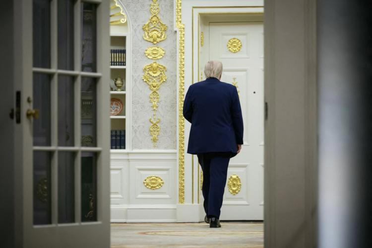 Le président américain Donald Trump se promène dans le Bureau ovale avant un dîner dans la Roseraie de la Maison Blanche à Washington, DC, le 5 septembre 2025. Photo d’illustration.